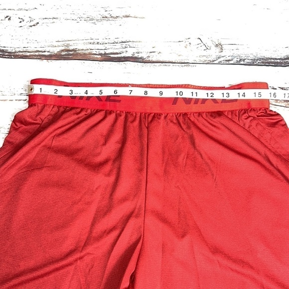 Nike Men’s Crimson Red Standard Training Shorts SZ L Zipper Pocket/Pull-String - Picture 9 of 9
